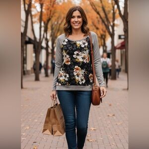 Kut from the Kloth Floral Top with Gray Trim Size Large